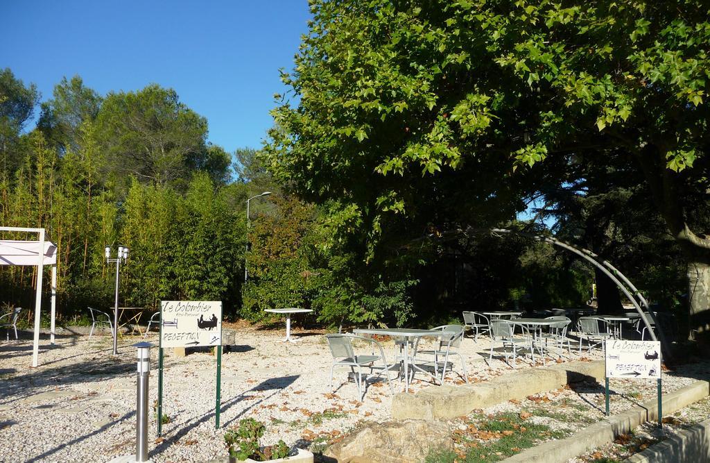 Hotel Restaurant Le Colombier Remoulins Exterior photo
